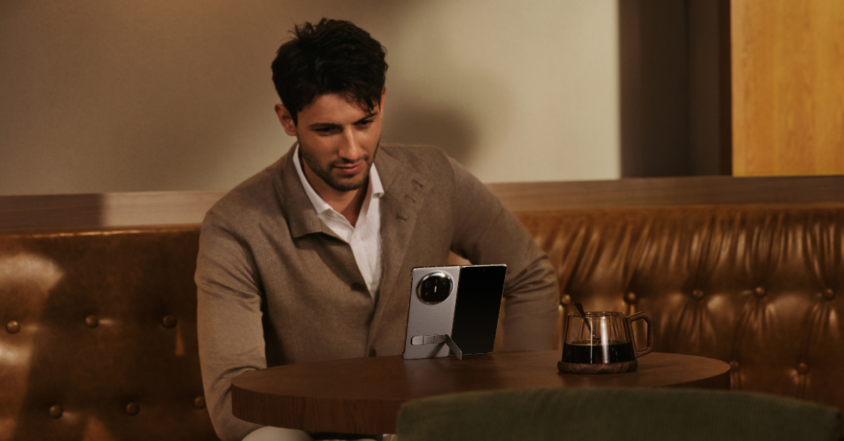 Huawei Mate X6 - Grey - Lifestyle 1