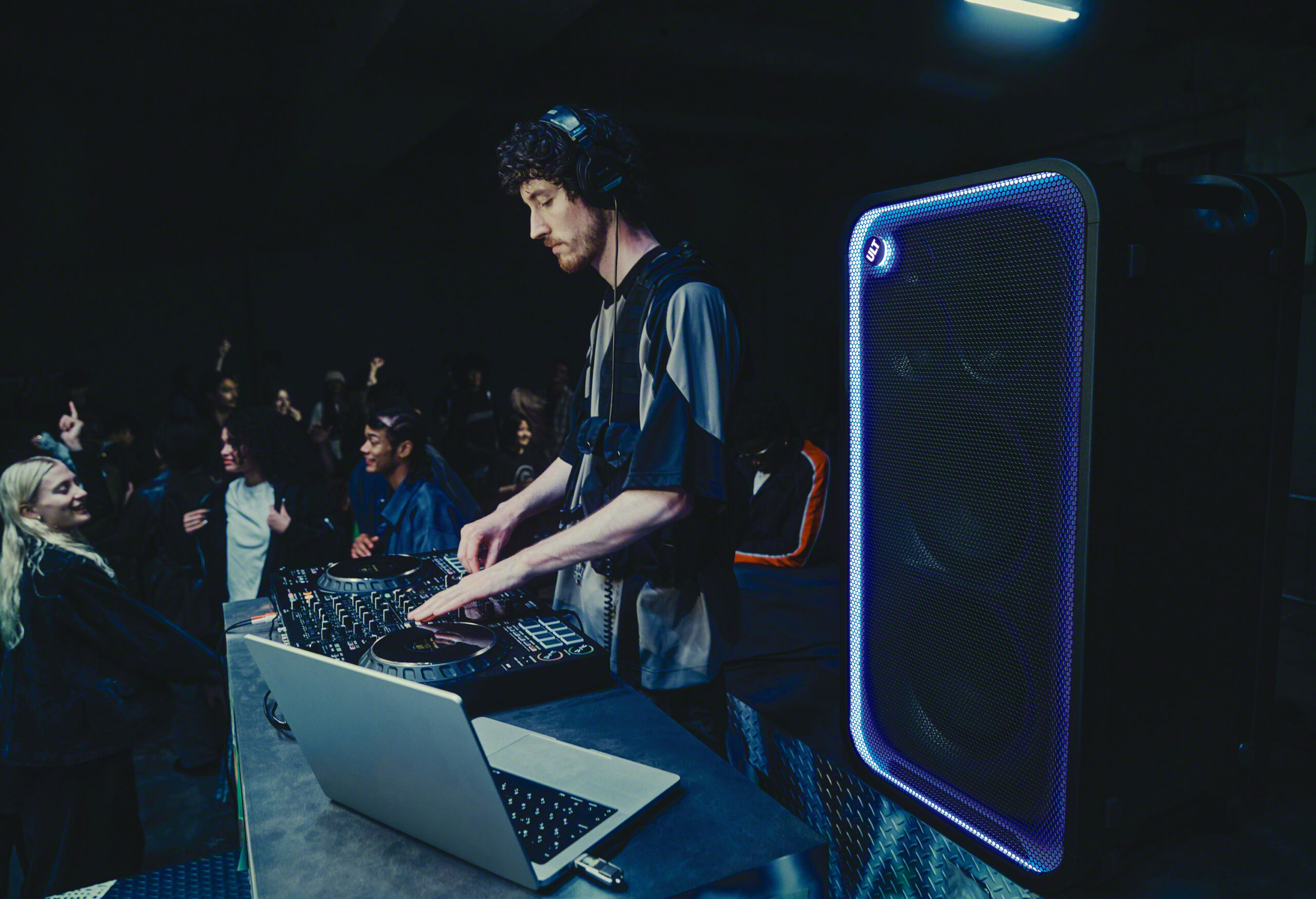ULT_TOWER_MAX_DJing_with_1_Speaker-Large